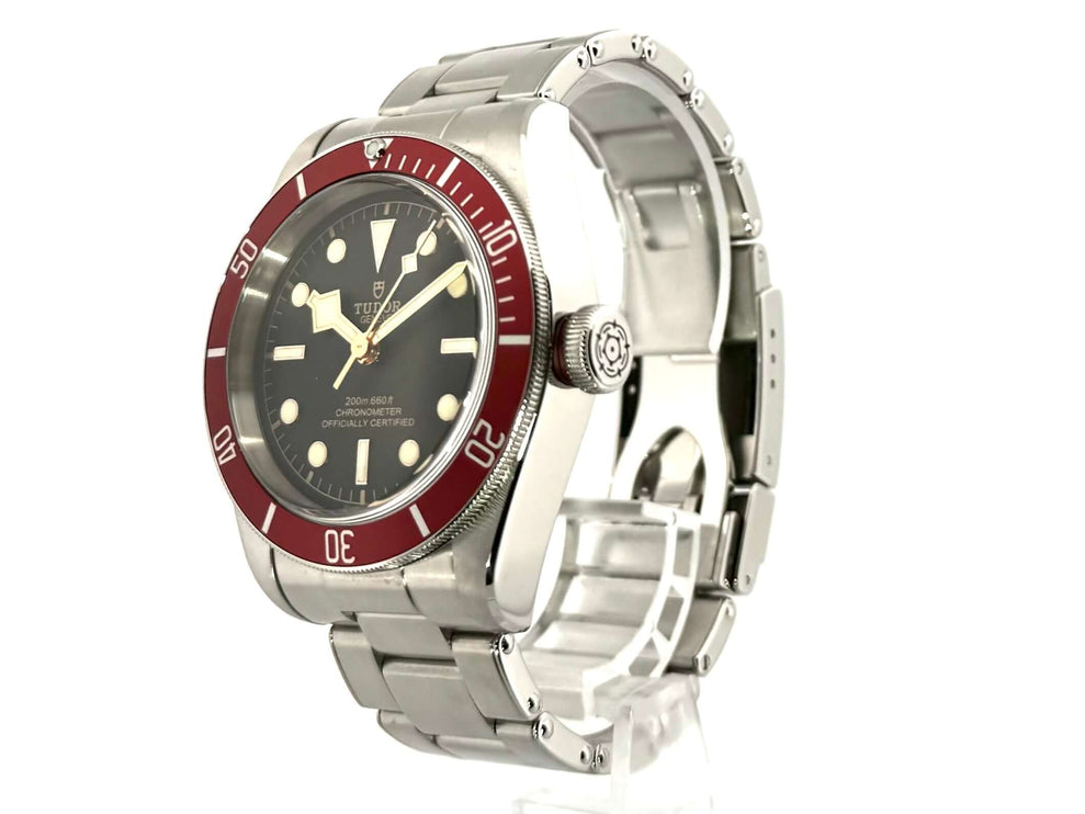 Tudor Black Bay 79230R mit roter Lünette, Edelstahlgehäuse und Armband, schwarzes Zifferblatt mit Leuchtzeigern, Automatikuhrwerk