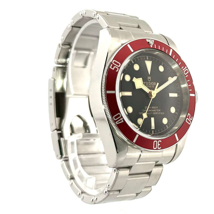 Tudor Black Bay 79230R Edelstahluhr mit roter Lünette und schwarzem Zifferblatt, poliertes Edelstahlband, Leuchtindizes und -zeiger, Automatikwerk.