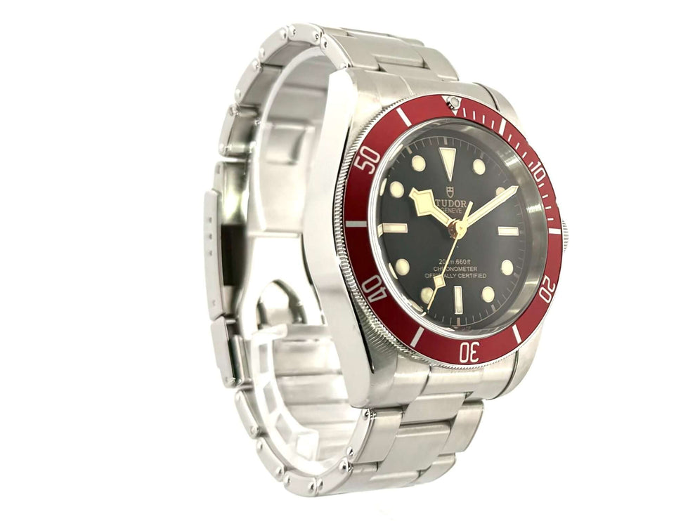 Tudor Black Bay 79230R Edelstahluhr mit roter Lünette und schwarzem Zifferblatt, poliertes Edelstahlband, Leuchtindizes und -zeiger, Automatikwerk.