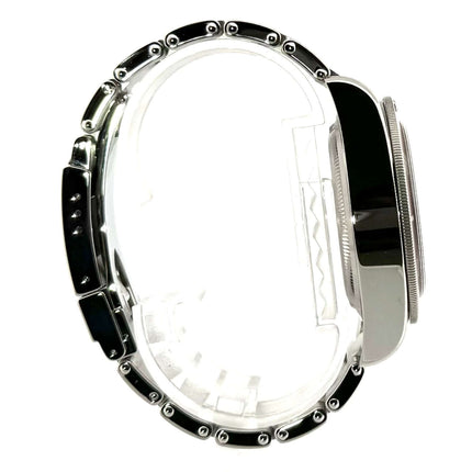 Seitenansicht der Tudor Black Bay Ref. 79230R-0003 aus Edelstahl mit polierter und satinierter Oberfläche sowie 41 mm Gehäusedurchmesser.