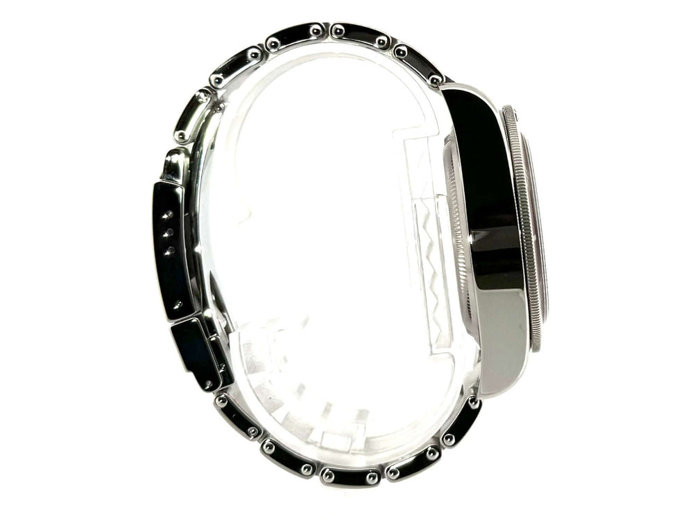 Seitenansicht der Tudor Black Bay Ref. 79230R-0003 aus Edelstahl mit polierter und satinierter Oberfläche sowie 41 mm Gehäusedurchmesser.