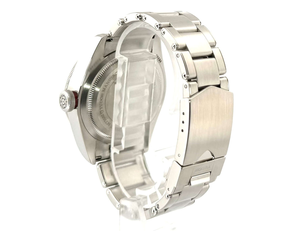 Rückseite der Tudor Black Bay 79230R aus Edelstahl mit Sicherheitsfaltschließe und detaillierter Ansicht des Uhrwerks.