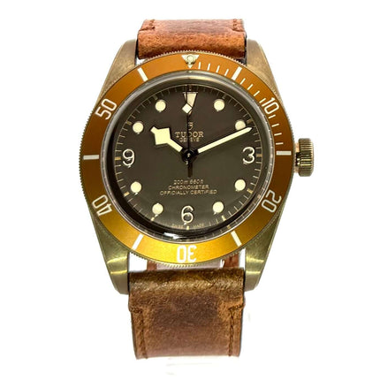 Tudor Heritage Black Bay Bronze 79250BM Automatikuhr mit braunem Lederarmband und Bronzegehäuse, braunes Zifferblatt mit Leuchtindizes