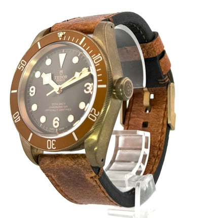 Tudor Heritage Black Bay 79250BM Bronze Uhr mit Lederarmband und braunem Zifferblatt, leuchtenden roségoldenen Indizes und Zeigern