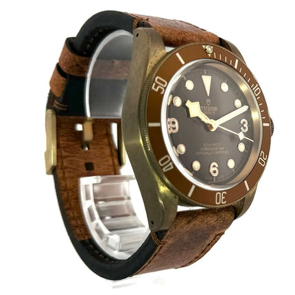 Tudor Heritage Black Bay Bronze 79250BM Automatikuhr mit braunem Zifferblatt und Vintage-Style Lederarmband.