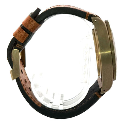 Tudor Heritage Black Bay Bronze 79250BM mit Lederband und bronzenem Gehäuse, Seitenansicht