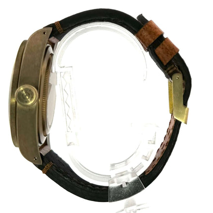 Seitenansicht der Tudor Heritage Black Bay Bronze 79250BM mit Lederarmband und bronzenem Gehäuse