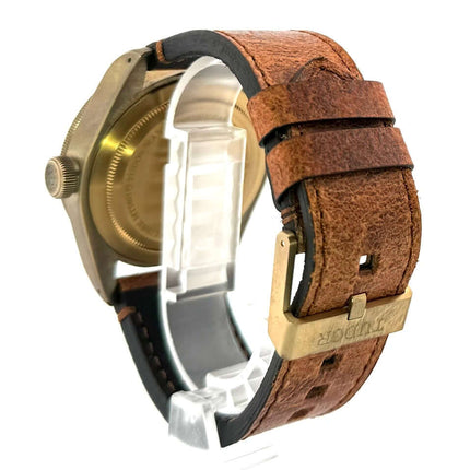 Rückseite der Tudor Heritage Black Bay Bronze 79250BM mit Lederarmband