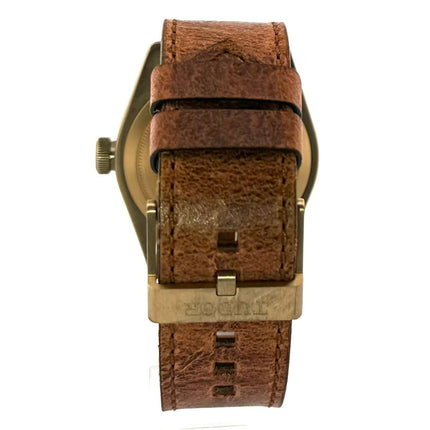 Rückseite der Tudor Heritage Black Bay Bronze 79250BM mit Lederarmband und Dornschließe