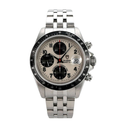 Tudor Prince Date Chronograph 79260 mit Edelstahlgehäuse, weißem Zifferblatt und schwarzen Totalisatoren.