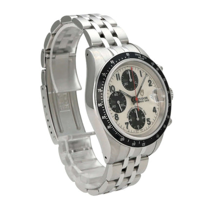 Tudor Prince Date Chronograph 79260 mit Edelstahlarmband, weißem Zifferblatt und schwarzen Totalisatoren.
