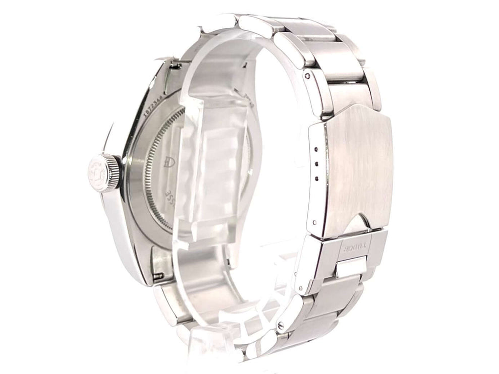 Rückseite der gebrauchten Tudor Black Bay 41 Ref. 79540 aus Edelstahl, poliert und satiniert, mit Faltschließe und verschraubtem Gehäuseboden.