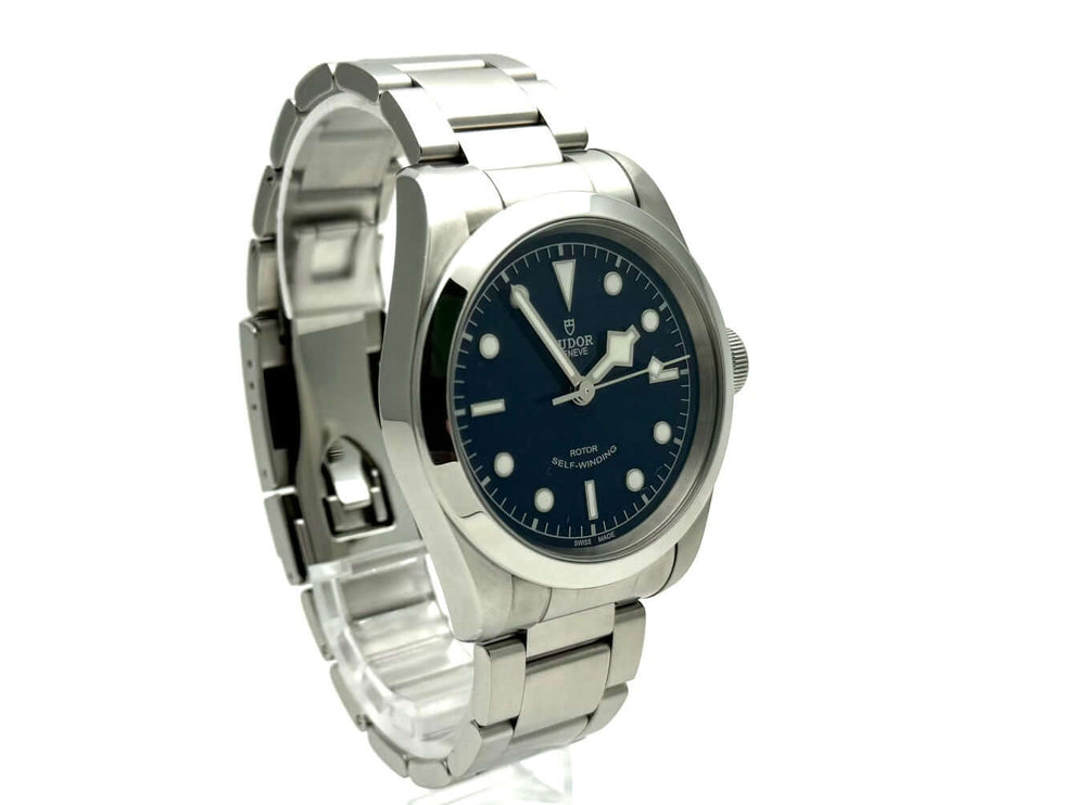Tudor Heritage Black Bay 41 Ref. 79540-0004 mit Edelstahlgehäuse und blauem Zifferblatt, polierte Edelstahl Lünette und Edelstahlband mit Faltschließe