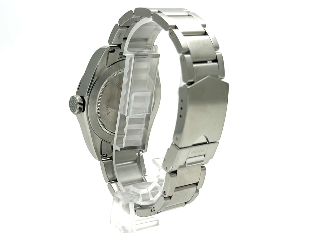 Rückansicht der Tudor Heritage Black Bay 41 Ref. 79540-0004 mit Edelstahlband und Faltschließe.