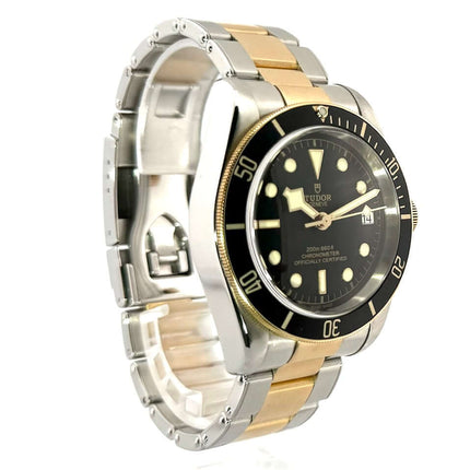 Tudor Black Bay Steel Gold 79733N-0002 Armbanduhr mit schwarzem Zifferblatt, Edelstahl-Gelbgold-Gehäuse und drehbarer Lünette.