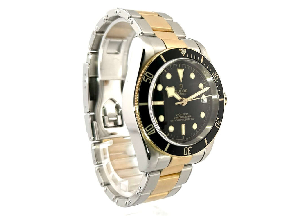 Tudor Black Bay Steel Gold 79733N-0002 Armbanduhr mit schwarzem Zifferblatt, Edelstahl-Gelbgold-Gehäuse und drehbarer Lünette.