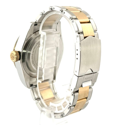 Rückseite der Tudor Black Bay Steel Gold 79733N-0002 mit Edelstahl und Gelbgold Armband und Sicherheitsfaltschließe.