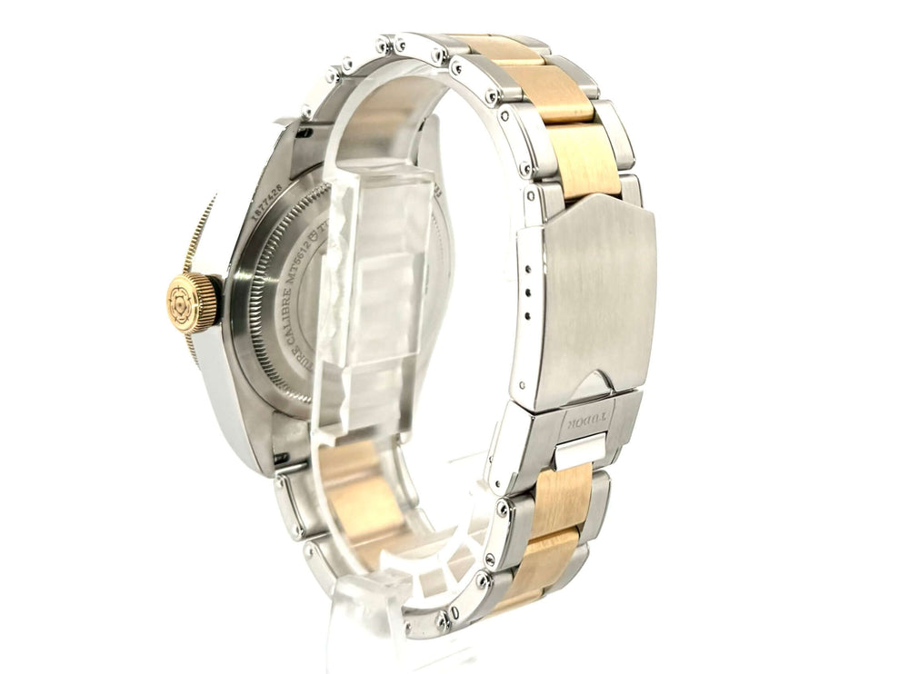Rückseite der Tudor Black Bay Steel Gold 79733N-0002 mit Edelstahl und Gelbgold Armband und Sicherheitsfaltschließe.