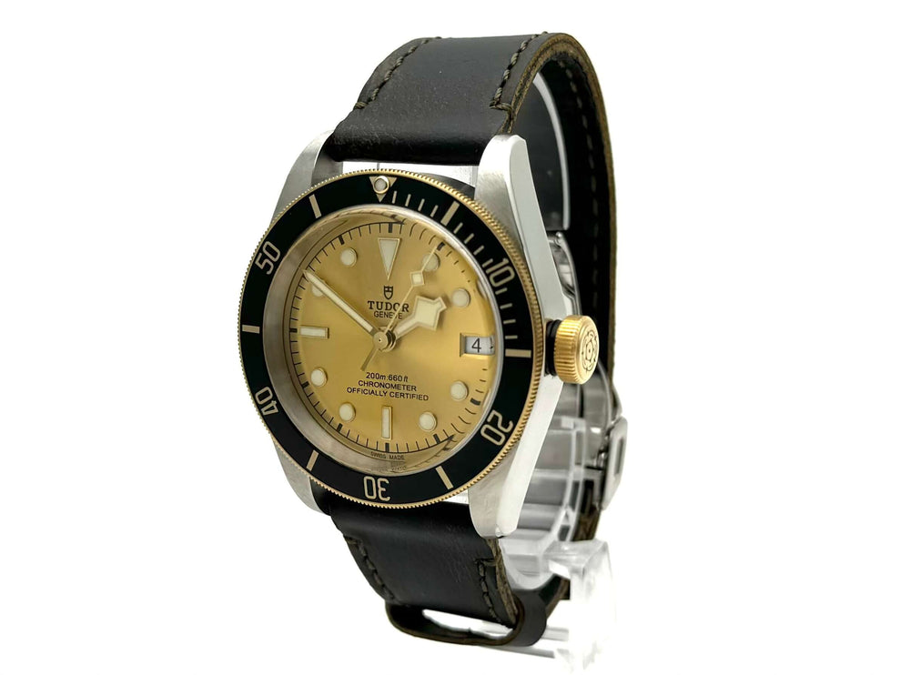 Tudor Black Bay Steel Gold 79733N Leder 2022, Edelstahl-Gehäuse, gelbgoldene Lünette, champagnerfarbenes Zifferblatt, braunes Lederarmband.