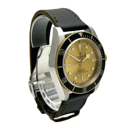 Tudor Black Bay Steel Gold 79733N Leder Uhr auf braunem Lederband, goldene Lünette, champagnerfarbenes Zifferblatt, 41 mm Edelstahlgehäuse.