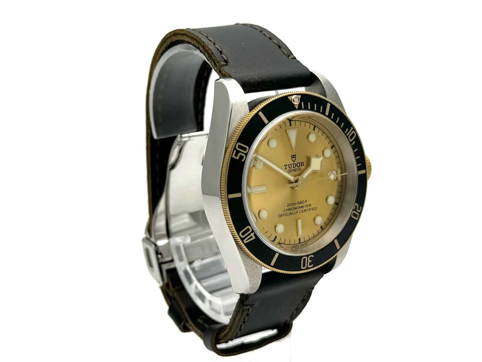 Tudor Black Bay Steel Gold 79733N Leder Uhr auf braunem Lederband, goldene Lünette, champagnerfarbenes Zifferblatt, 41 mm Edelstahlgehäuse.