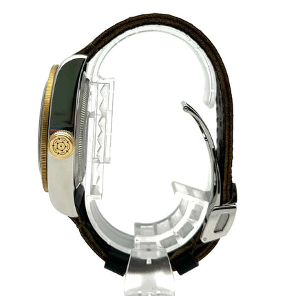 Seitenansicht der Tudor Black Bay Steel Gold 79733N Leder Uhr mit braunem Lederarmband und automatik Uhrwerk.
