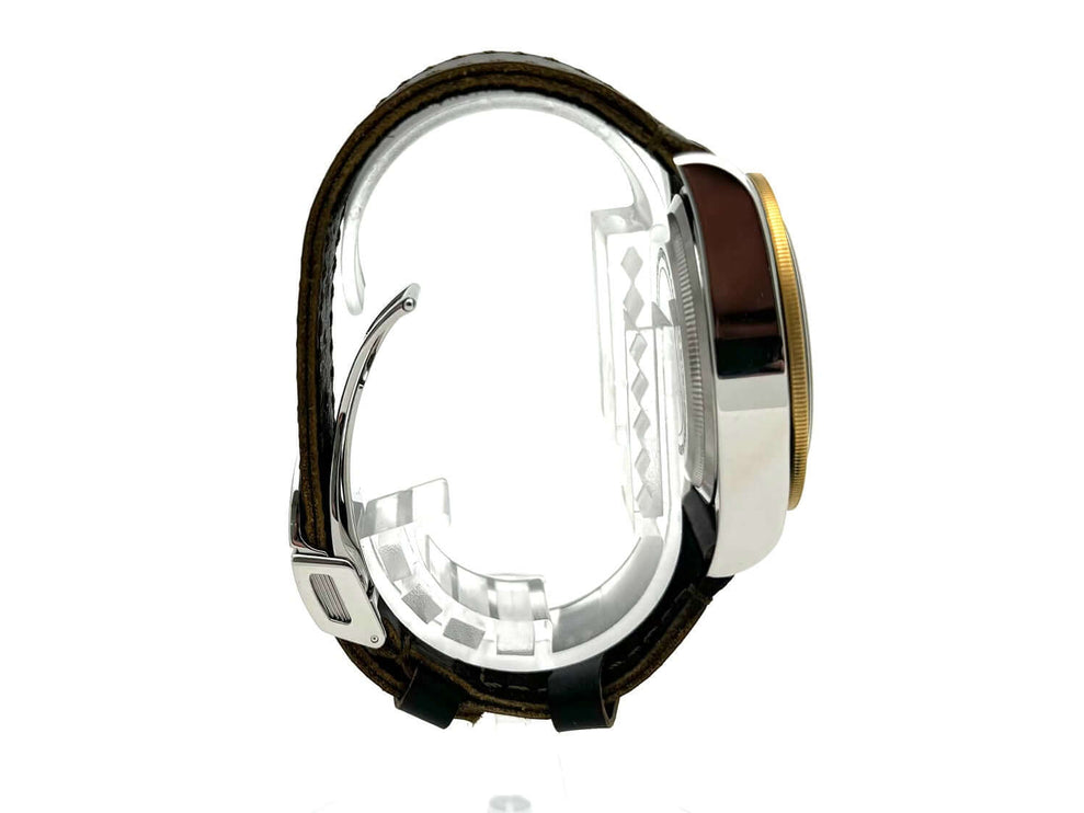 Seitenansicht der Tudor Black Bay Steel Gold 79733N Lederuhr mit braunem Lederband und Edelstahl- / Gelbgoldgehäuse.