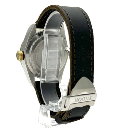 Rückansicht der Tudor Black Bay Steel Gold 79733N Lederuhr mit schwarzem Lederarmband und gelbgoldener Krone.