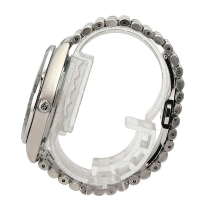 Breitling Chronomat Automatic 36 Weiß Diamant A10380101A2A1 seitliche Ansicht der Uhr mit Edelstahlarmband und polierter Lünette.