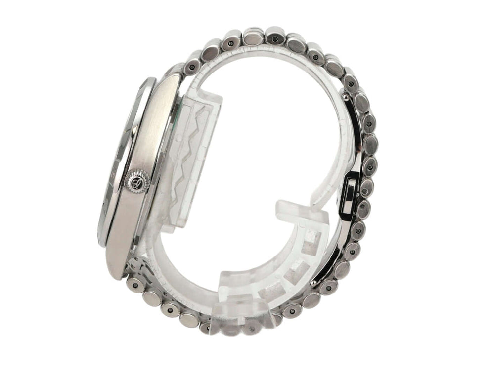 Breitling Chronomat Automatic 36 Weiß Diamant A10380101A2A1 seitliche Ansicht der Uhr mit Edelstahlarmband und polierter Lünette.