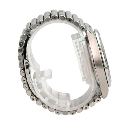 Breitling Chronomat Automatic 36 Weiß Diamant A10380101A2A1 Edelstahlarmband von der Seite aufgenommen.