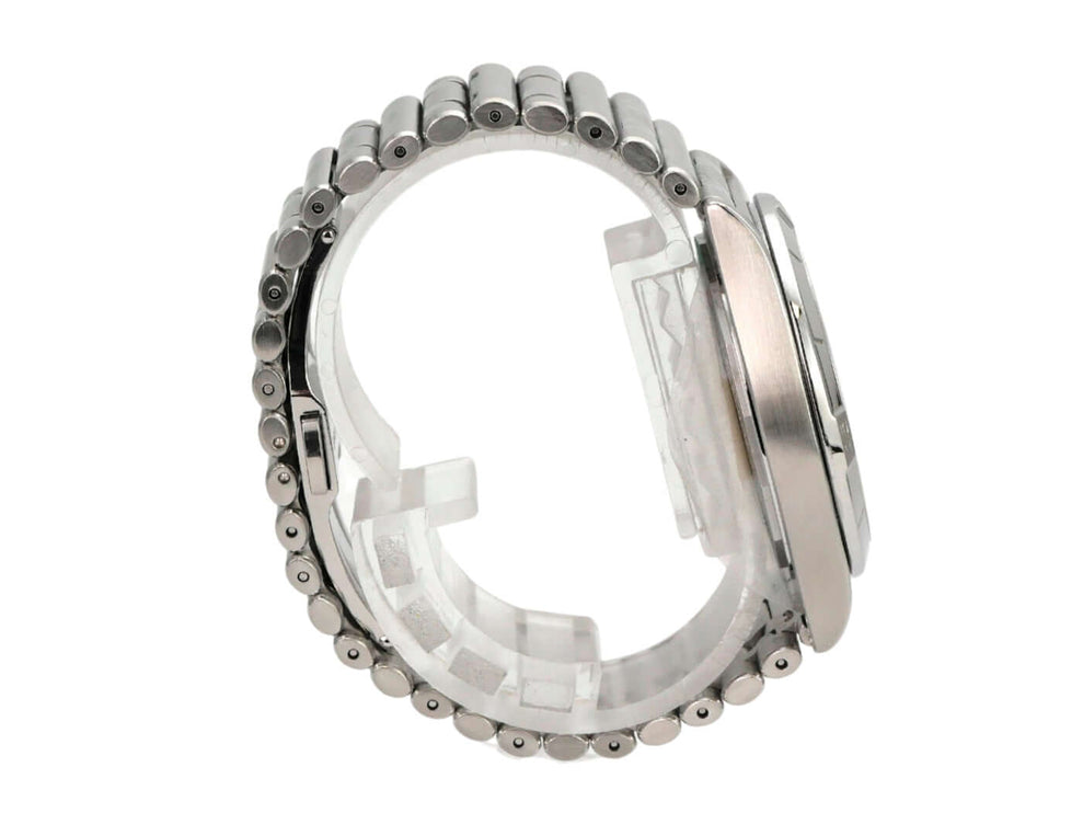 Breitling Chronomat Automatic 36 Weiß Diamant A10380101A2A1 Edelstahlarmband von der Seite aufgenommen.