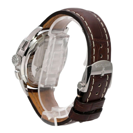 Breitling Premier Chronograph 42 A13315351C1P1 mit braunem Lederband und Faltschließe, seitliche Ansicht
