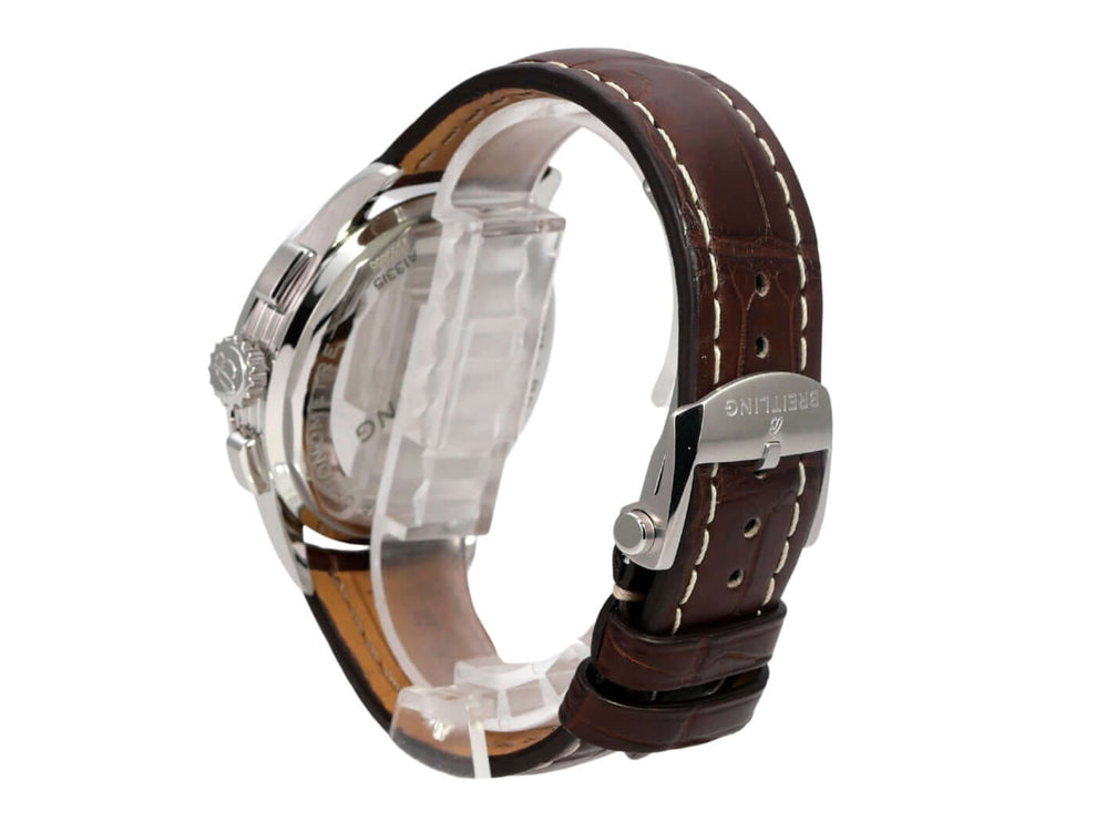Breitling Premier Chronograph 42 A13315351C1P1 mit braunem Lederband und Faltschließe, seitliche Ansicht