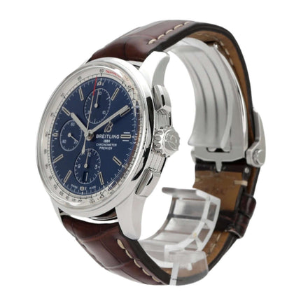 Breitling Premier Chronograph 42 A13315351C1P1 mit braunem Krokolederband, blauem Zifferblatt und Edelstahlgehäuse.