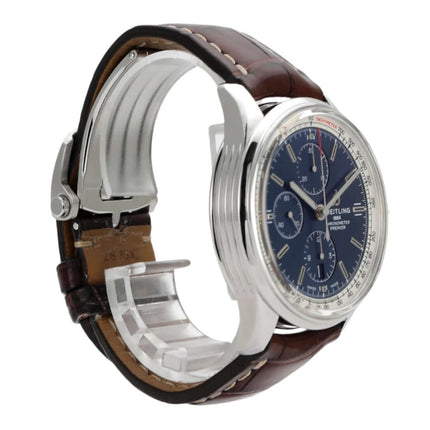 Breitling Premier Chronograph 42 A13315351C1P1 mit braunem Krokolederband und blauem Zifferblatt.