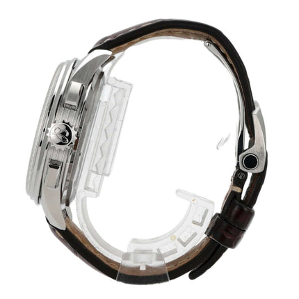 Seitenansicht der Breitling Premier Chronograph 42 A13315351C1P1 mit braunem Krokolederband und Edelstahlgehäuse.