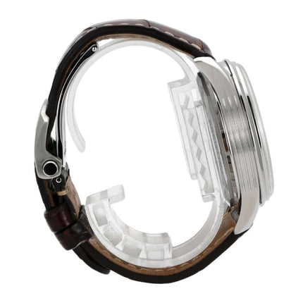 Seitenansicht der Breitling Premier Chronograph 42 mit braunem Krokolederband und Edelstahlgehäuse.