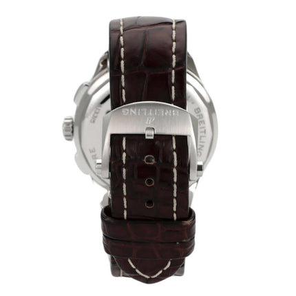 Breitling Premier Chronograph 42 mit braunem Krokolederband und Edelstahl-Gehäuse, Rückansicht der Uhr.