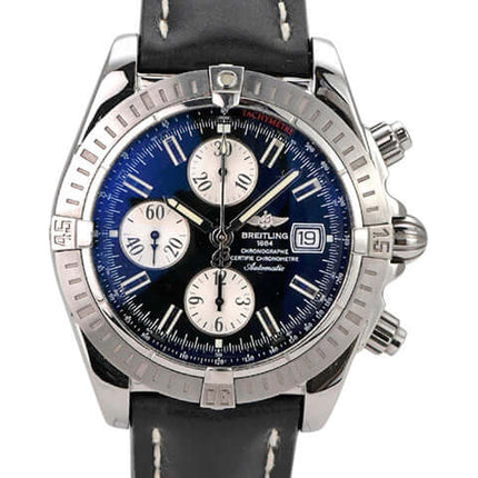 Breitling Chronomat Evolution Chronograph Ref. A13356 auf schwarzem Lederband mit blauem Zifferblatt und Chronographen-Funktionen.