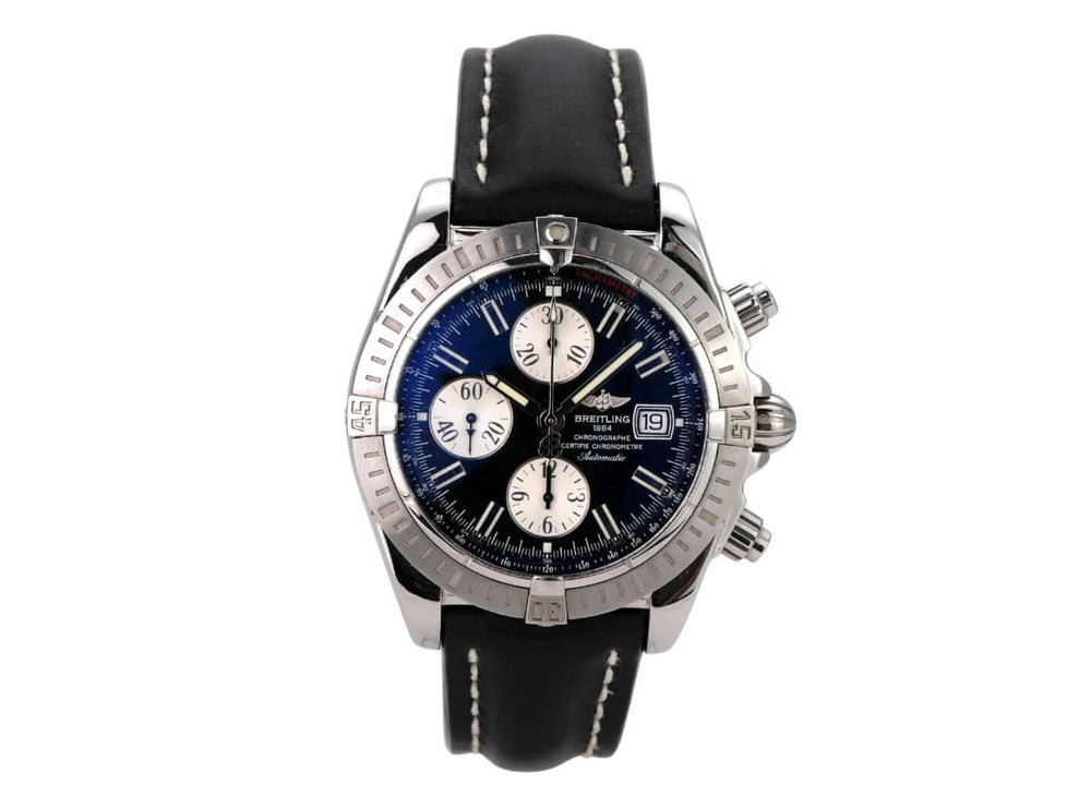 Breitling Chronomat Evolution Chronograph Ref. A13356 mit schwarzem Lederband und blauem Zifferblatt.