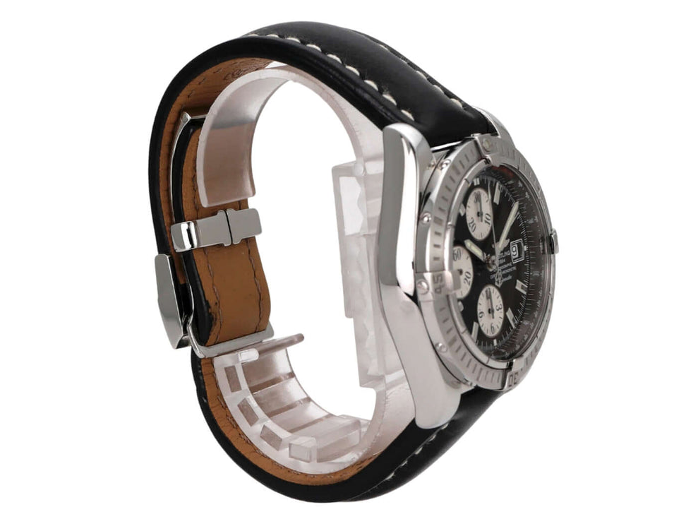 Breitling Chronomat Evolution Chronograph Ref. A13356 seitliche Ansicht mit schwarzem Lederband und Edelstahlgehäuse.