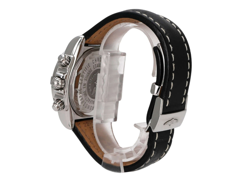 Breitling Chronomat Evolution Chronograph Ref. A13356 seitliche Ansicht mit schwarzem Lederband und Edelstahl-Gehäuse.
