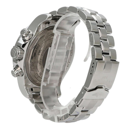Breitling Super Avenger Chronograph A13370 Ansicht von hinten mit poliertem Edelstahlarmband und Gehäuse.