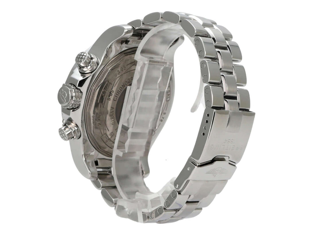 Breitling Super Avenger Chronograph A13370 Ansicht von hinten mit poliertem Edelstahlarmband und Gehäuse.