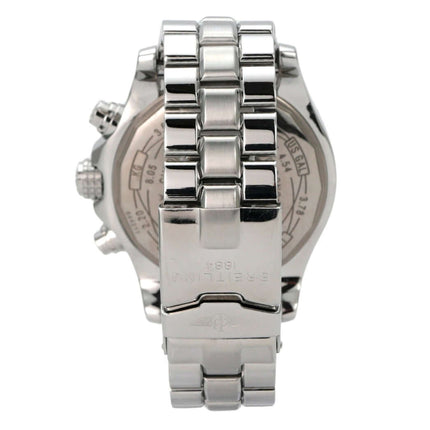 Breitling Super Avenger Chronograph A13370 Edelstahlarmband von hinten, poliert und detailreich.