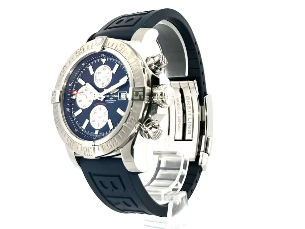 Breitling Super Avenger II Chronograph A1337111.C871.160S.A20D.2 mit blauem Zifferblatt und Diver Pro III Kautschukband.