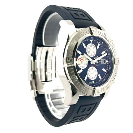 Breitling Super Avenger II Chronograph mit blauem Ziffernblatt und schwarzem Diver Pro III Kautschukarmband.