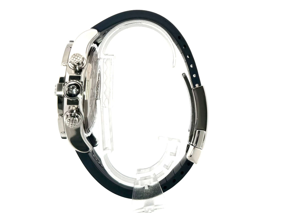 Breitling Super Avenger II Chronograph Seitenansicht, Edelstahlgehäuse und blaues Kautschukband, Modell Ref. A1337111.C871.160S.A20D.2