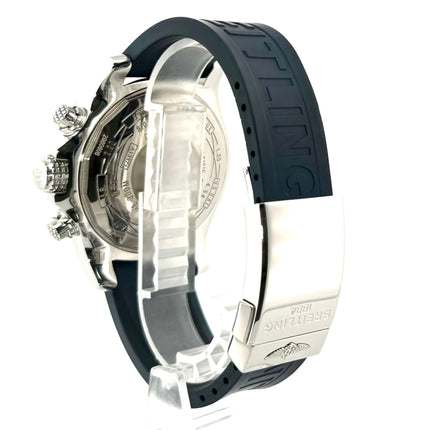Breitling Super Avenger II Chronograph, Rückansicht, Edelstahlgehäuse, blaues Diver Pro III Kautschukband mit Faltschließe.